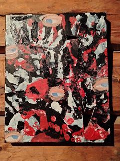 Abstrakti taideteos, jonka värimaailmaa hallitsevat mustan, punaisen ja eri vaalean sävyt. Alalaitaan muodostuu englanninkielinen sana survivor.